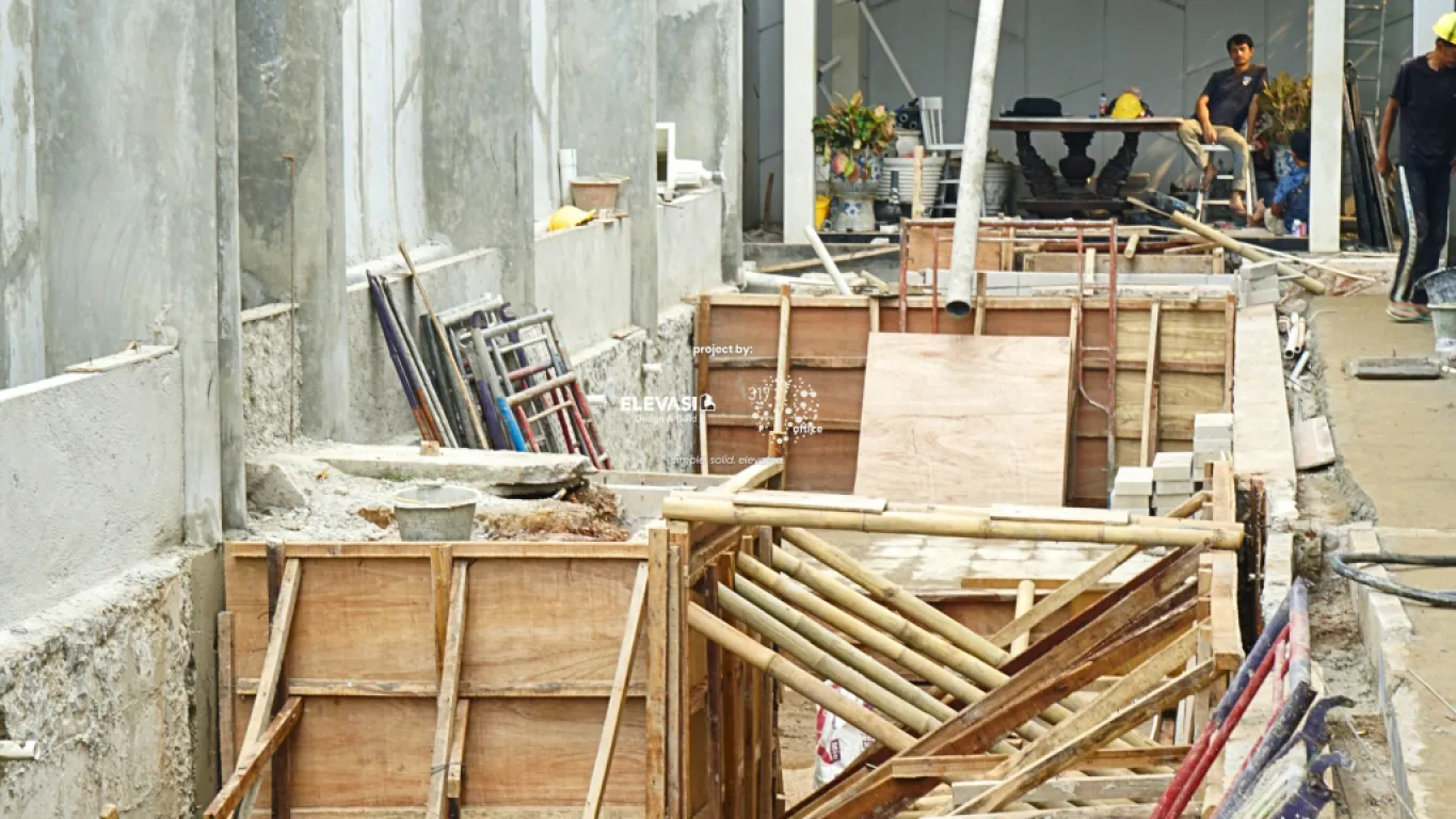 Swimming pool concrete casting
