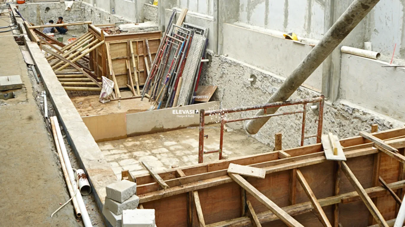 Swimming pool concrete casting