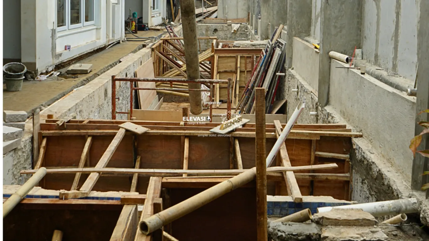 Swimming pool concrete casting